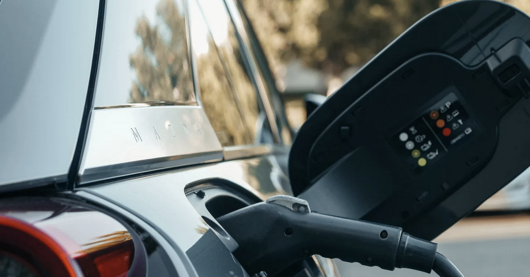 Met zonnepanelen is een elektrische auto nog voordeliger!